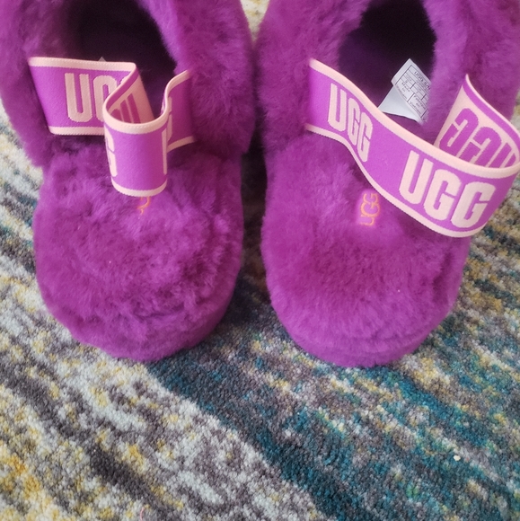 SOLD- Ugg Fluff Yeah Slide in Berrylicious - Picture 8 of 9